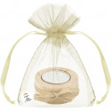 Bougie rustique dans un sac en organza beige décorée avec un autocollant personnalisé avec des alliances de mariage