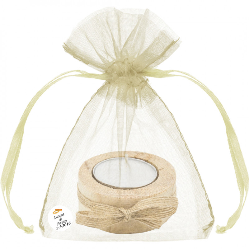 Bougie rustique dans un sac en organza beige décorée avec un autocollant personnalisé avec des alliances de mariage Bougie rustique dans un sac en organza beige décorée avec un autocollant personnalisé avec des alliances de mariage
