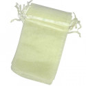 Bougie rustique dans un sac en organza beige décorée avec un autocollant personnalisé avec des alliances de mariage