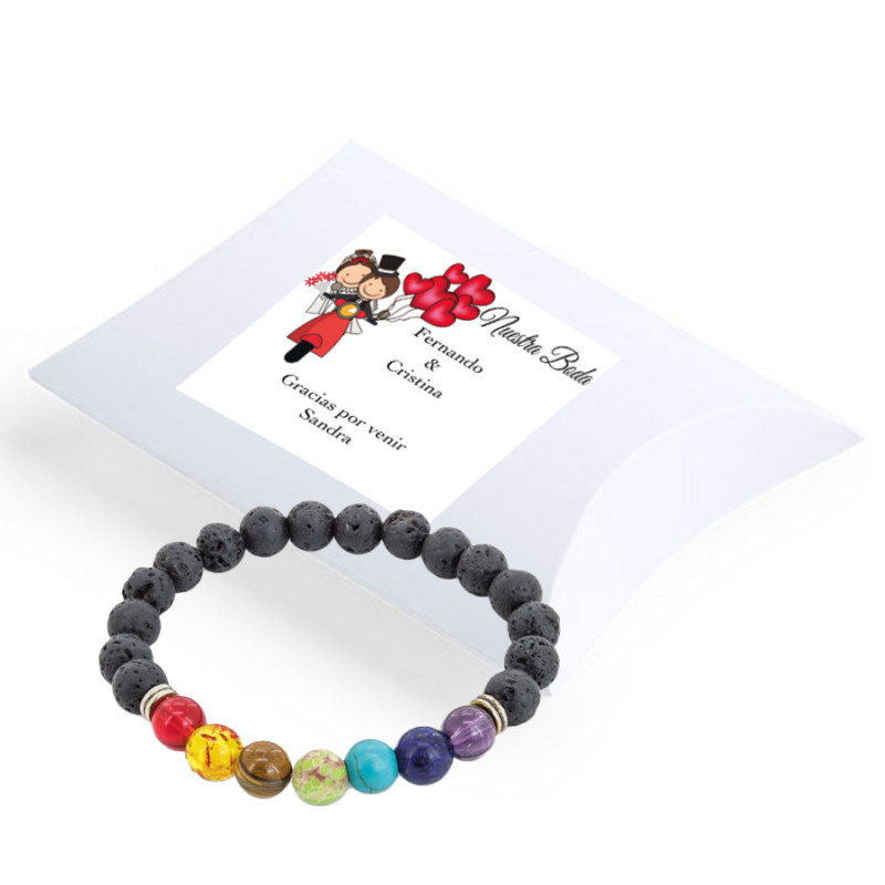 Bracelets avec pierres chakras dans une boîte en carton blanche avec un autocollant personnalisé