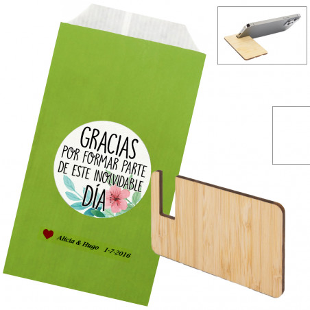 Support pour téléphone portable en bois présenté dans une enveloppe kraf verte personnalisée