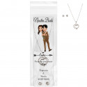 Collier et boucles d'oreilles présentés dans un sac transparent avec un marque-page de mariage personnalisé