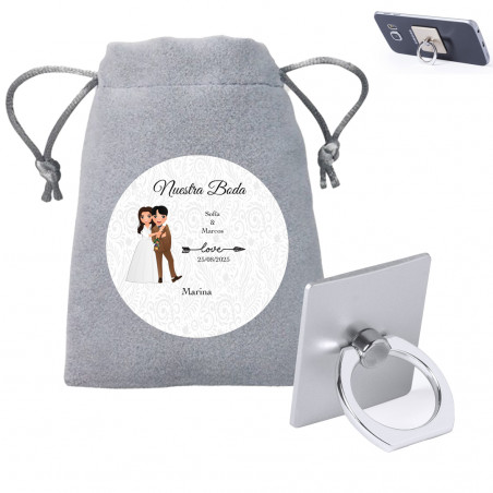 Support de bague pour mobile présenté dans un sachet en suédine et autocollant personnalisé de mariage.