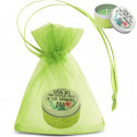 Bougie aromatique en boîte personnalisée avec autocollant et présentée dans un sac en organza