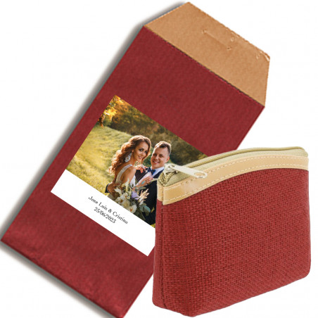 Sac à main en tissu rustique rouge dans une enveloppe kraft avec adhésif personnalisable avec photo