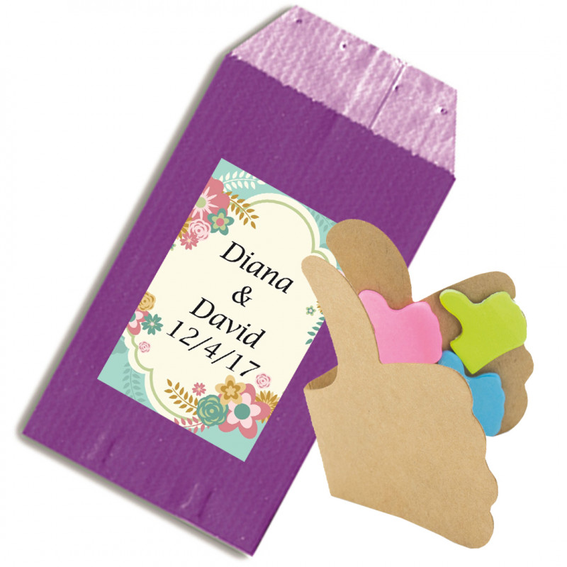 Un carnet de notes autocollantes colorées en forme de OK présenté dans une enveloppe kraft avec un autocollant de mariage