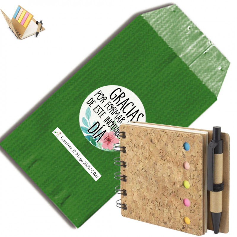 Carnet à anneaux avec post-it et feuilles plus stylo pour écrire dans une enveloppe kraft verte et autocollant personnalisé