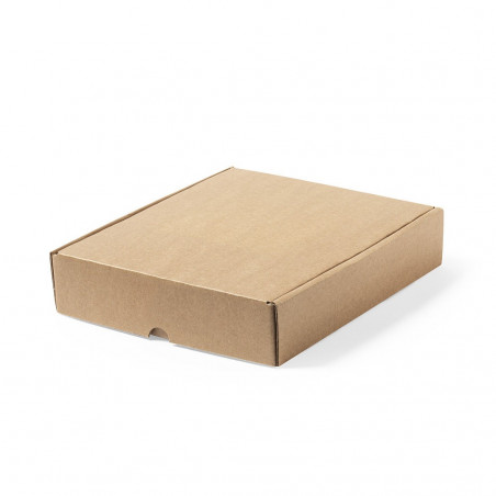 Petit sapin de noël sur la table présenté dans une boîte en carton carrée