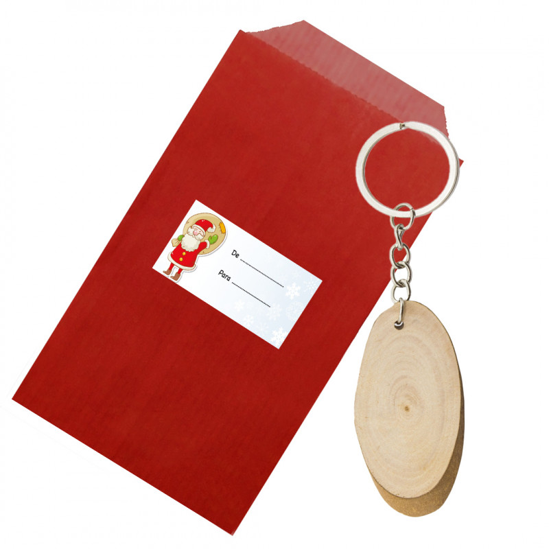 Porte-clés en bois présenté dans une enveloppe kraft rouge avec un autocollant pour Noël