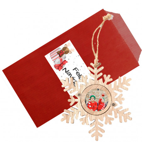 Pendentif de noël avec photo en forme de flocon de neige présenté dans une enveloppe cadeau rouge et adhésif pour noël