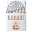 Crayons de couleur dans une boîte en carton avec feuilles de mandala et autocollants de Noël personnalisables.