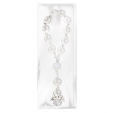 Chapelet de perles blanches pour baptême présenté dans une boîte décorée d adhésif