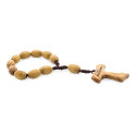 Bracelet chapelet en bois présenté dans une boîte kraft et des autocollants de communion