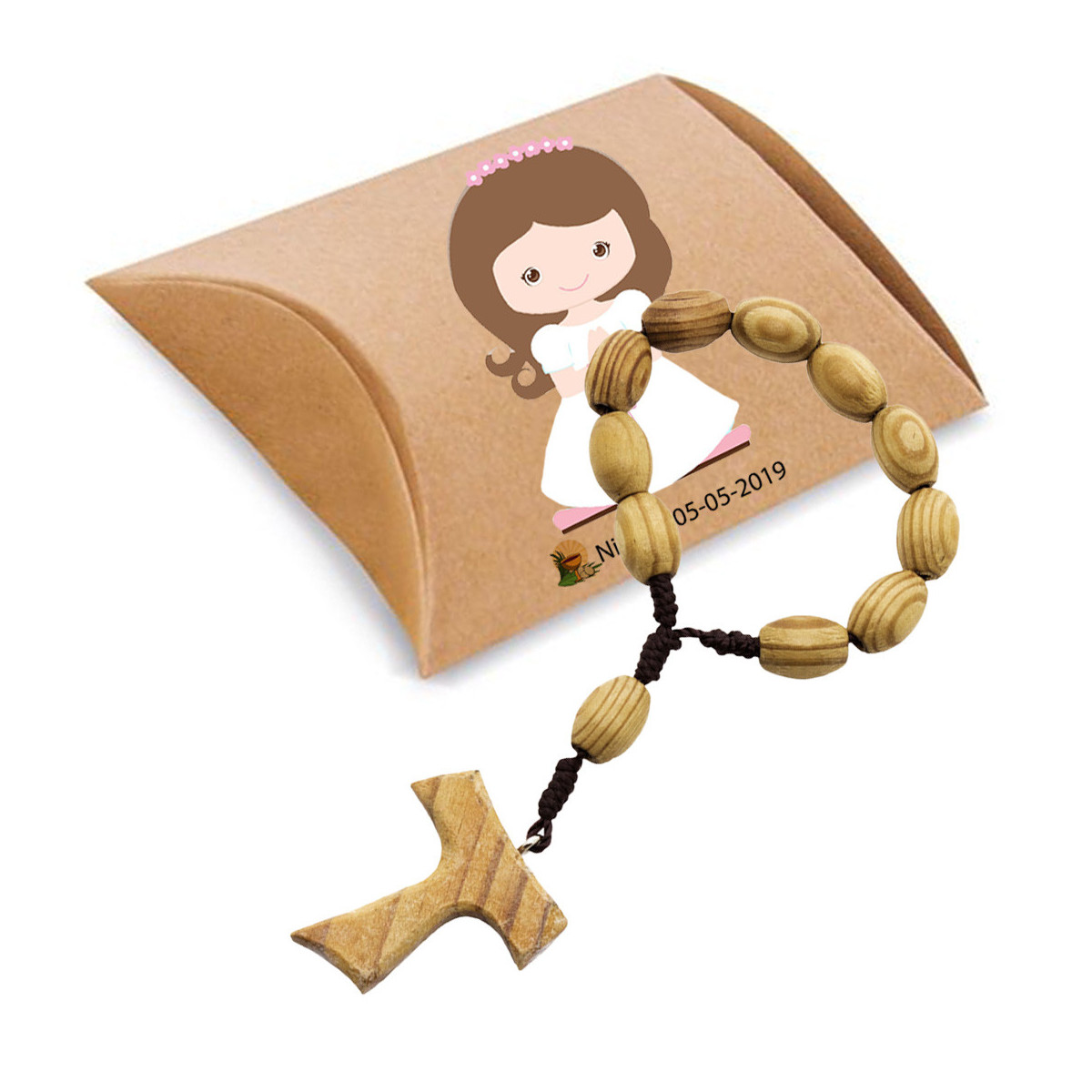 Bracelet chapelet en bois présenté dans une boîte kraft et des autocollants de communion personnalisés