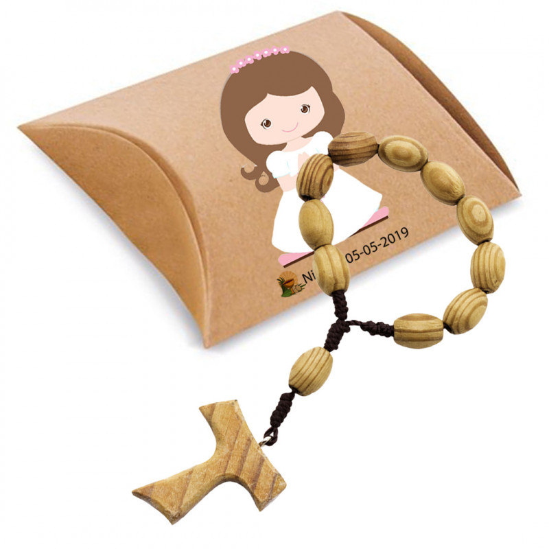 Bracelet chapelet en bois présenté dans une boîte kraft et des autocollants de communion personnalisés