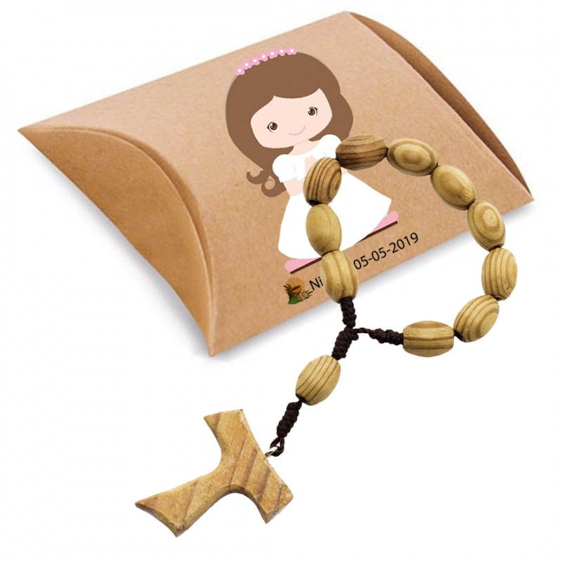 Bracelet chapelet en bois présenté dans une boîte kraft et des autocollants de communion