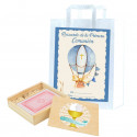Lettres et dés dans une boîte en bois personnalisée avec autocollants de communion et sac cadeau spécial communion