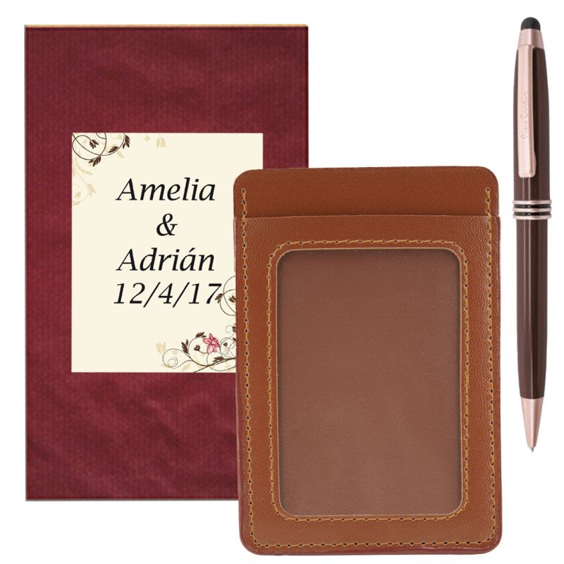 Porte-cartes avec fenêtre marron avec stylo Pierre Cardin présenté dans une enveloppe et un autocollant de mariage