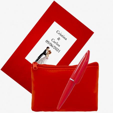 Sac à main rouge avec petit stylo présenté dans un sac en papier cadeau avec un autocollant de mariage personnalisé