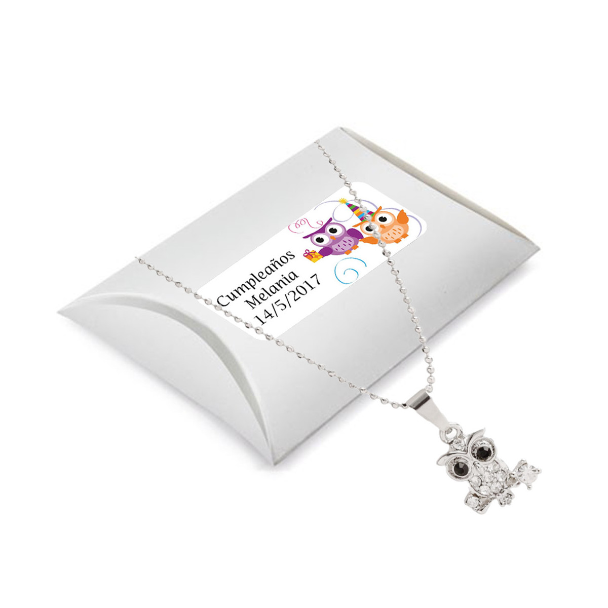 Collier de bijouterie fine avec hibou dans une boîte en carton et autocollant d'anniversaire personnalisé