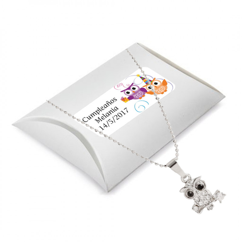Collier de bijouterie fine avec hibou dans une boîte en carton et autocollant d'anniversaire personnalisé