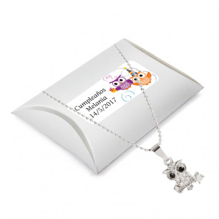 Collier de bijouterie fine avec hibou dans une boîte en carton et autocollant d'anniversaire personnalisé
