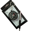 Porte clés boussole avec stylo présenté dans une boîte en carton tuxedo originale avec poignées en forme de nœud