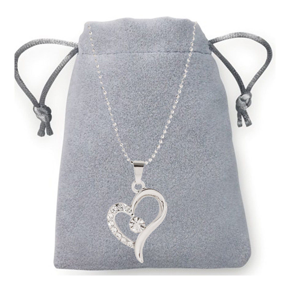 Pendentif en forme de cœur et brillants dans un sac en daim à offrir aux adolescentes