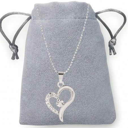 Pendentif en forme de cœur et brillants dans un sac en daim à offrir aux adolescentes