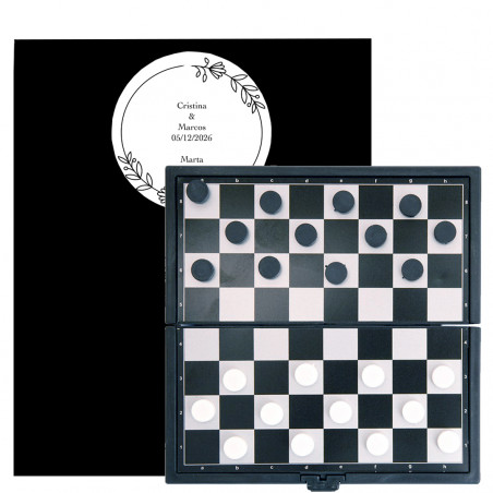 Tableau de dames avec puces magnétiques présenté dans une enveloppe cadeau noire avec adhésif personnalisé