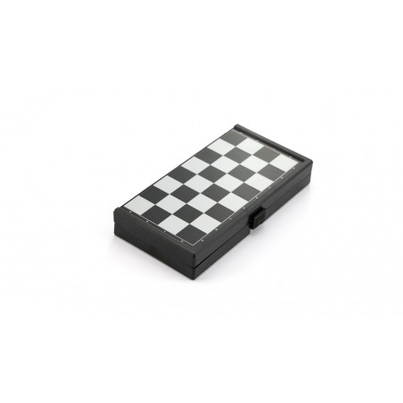 Plateau de dames avec des pions magnétiques présenté dans une enveloppe noire de cadeau avec un autocollant personnalisé