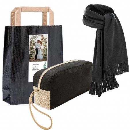 Grande trousse de toilette pour homme avec foulard, présentée dans un sac cadeau personnalisé avec un autocollant. Coffret