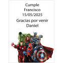 Marqueurs fluorescents dans une enveloppe rouge décorée d'autocollants Marvel pour un cadeau personnalisé.