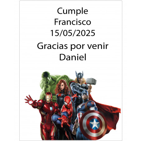 Marqueurs fluorescents dans une enveloppe rouge décorée d'autocollants Marvel pour un cadeau personnalisé.