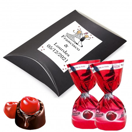 Chocolats à la liqueur de cerise dans une boîte cadeau comme cadeau de mariage