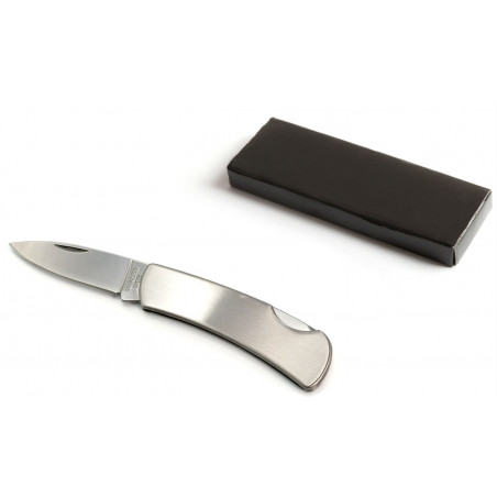 Couteau argenté dans une boîte noire avec un autocollant personnalisé