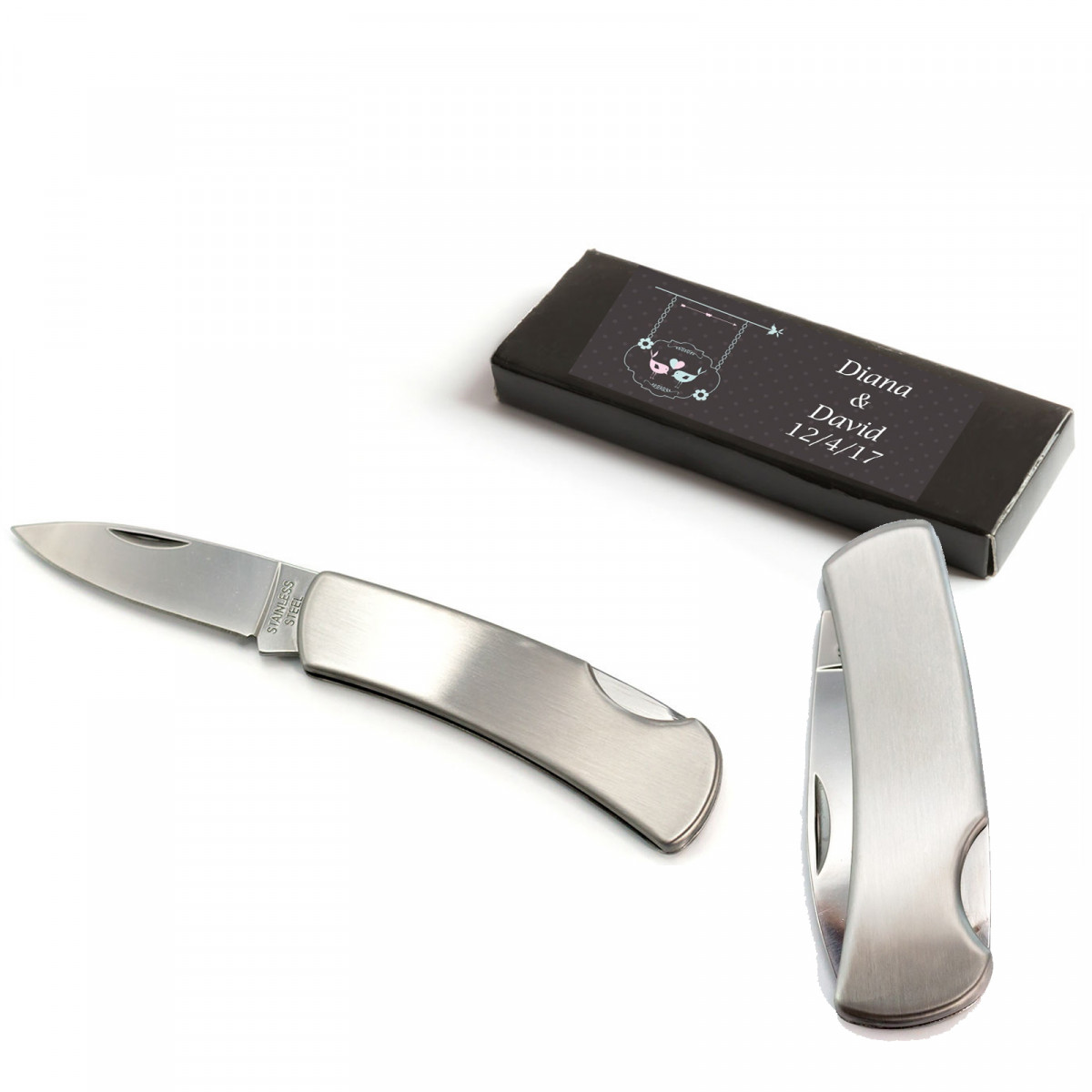 Couteau argenté dans une boîte noire avec un autocollant personnalisé