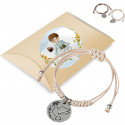 Bracelet en corde femme avec médaille suspendue présenté dans une boîte cadeau avec un autocollant de communion personnalisé
