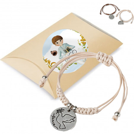 Bracelet en corde femme avec médaille suspendue présenté dans une boîte cadeau avec un autocollant de communion personnalisé