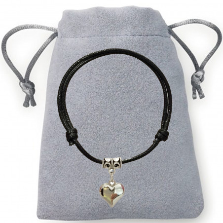 Bracelet corde moderne avec cœur présenté dans un sac en daim argenté