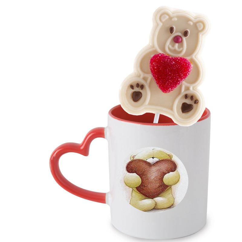 Mug en forme de cœur avec une sucette en forme d'ours en chocolat et un ours en gélatine personnalisé en forme de cœur