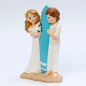 Figurine de mariage pastel sur la plage avec planche de surf
