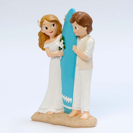 Figurine de mariage pastel sur la plage avec planche de surf