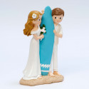Figurine de mariage pastel sur la plage avec planche de surf