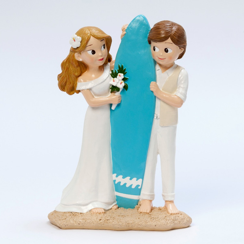 Figurine de mariage pastel sur la plage avec planche de surf