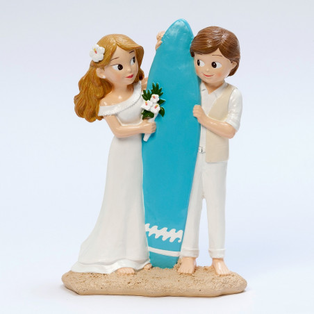 Figurine de mariage pastel sur la plage avec planche de surf