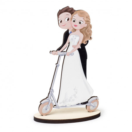 Figurine de mariés en bois pour gâteaux de mariage avec trottinette électrique