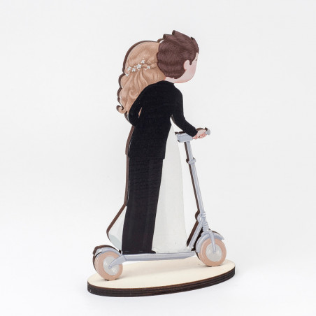 Figurine de mariés en bois pour gâteaux de mariage avec trottinette électrique