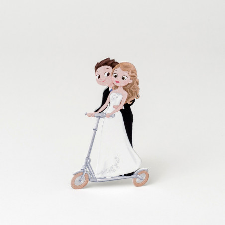 Figurine de mariés en bois pour gâteaux de mariage avec trottinette électrique