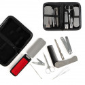 Accessoires de toilettage personnel dans une trousse noire